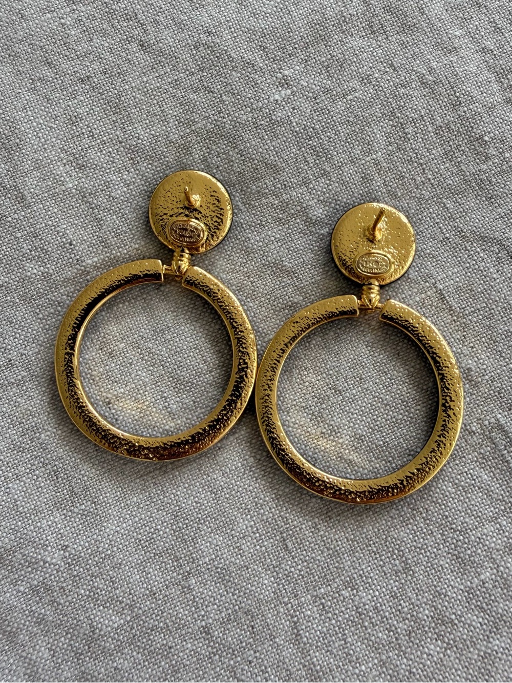 🖤CHANEL Black and White Hoop Earrings with Gold CC Emblem🖤 - Picture 9 of 11